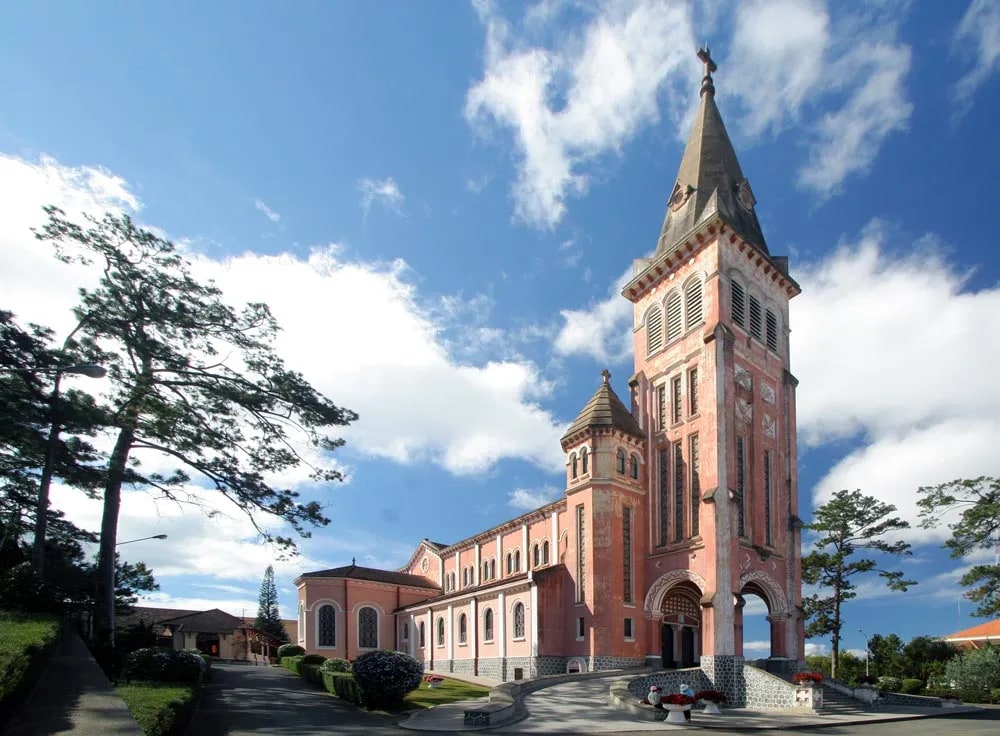 Nhà thờ Con Gà - Biểu tượng kiến trúc Gothic giữa lòng Đà Lạt